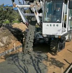 著急趕項(xiàng)目，這位老板的攪拌車剛到手就迫不及待帶它“出征”了！