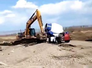 魯樽自上料攪拌車——山區(qū)建設(shè)利器，您的致富選擇